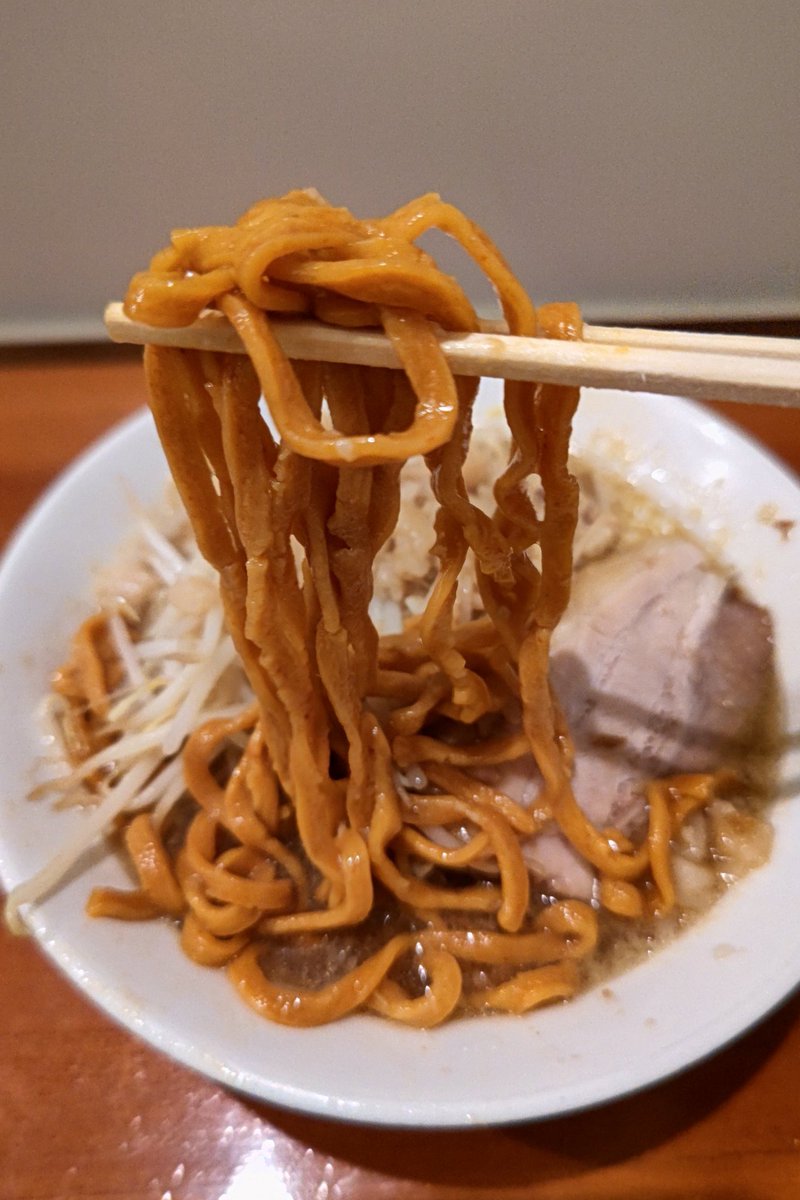 terumie07230826's tweet photo. ヤマジャイさんの告知につられ、行ってきました #RAMENWORKSLINGKAI 
ラーメン150辛メン🍜
気合い入れて行ったら図らずもPP笑
ヤマジャイさんご本人へも伝えたけど、この「とうがらし感」を出すには結構とうがらし入ってると思う！
それをこの麺に仕立てるのは凄い！
マジでめっちゃ美味かった🌶️💯 https://t.co/WXaMVWbMgc