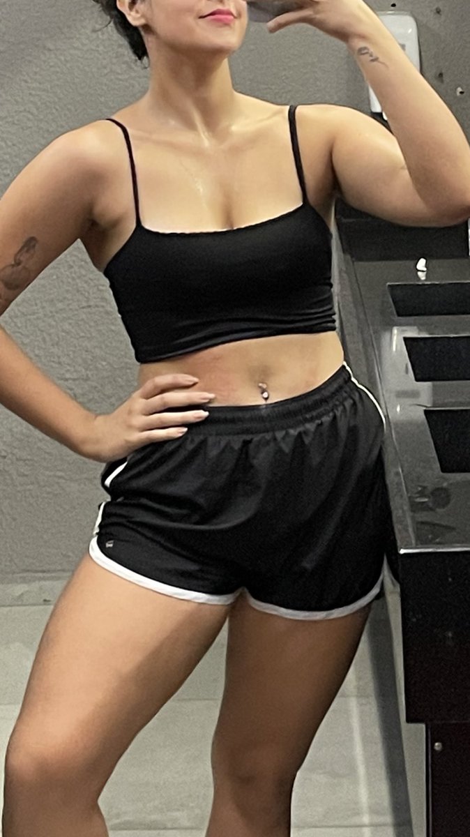 itsmysweetbody's tweet photo. não vejo a hora de perder essa gordurinha dos braços e dos flancos https://t.co/CFku078WeZ