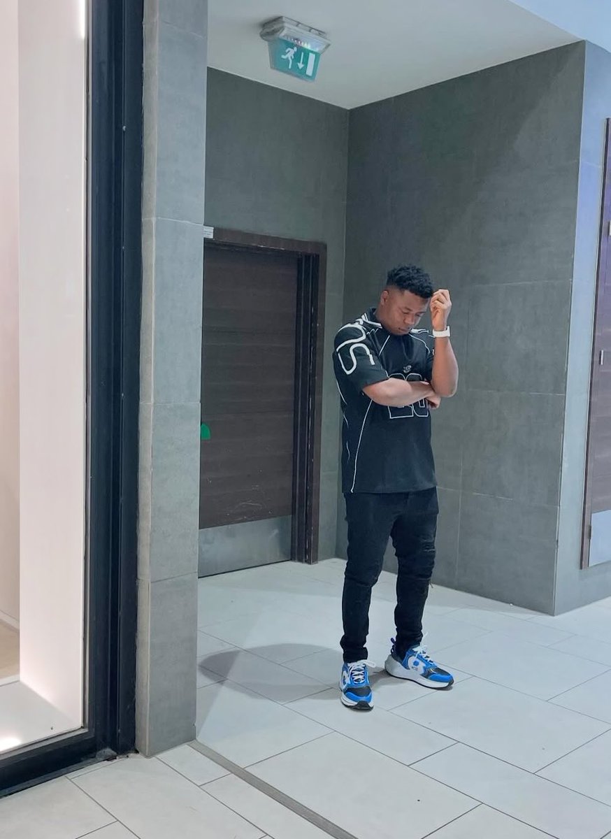 IamMicMonsta's tweet photo. Take a walk in my shoes 👟 

#TheStarsAreWatching 🐘
@big_beto5 https://t.co/u8b8BTgK53