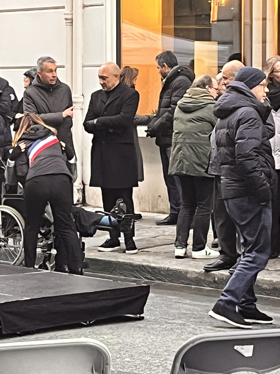 Chbelleville20's tweet image. #ruedetrevise 6ans pas d’hidalgo mais son ministre des affaires étrangères en escale à Paris