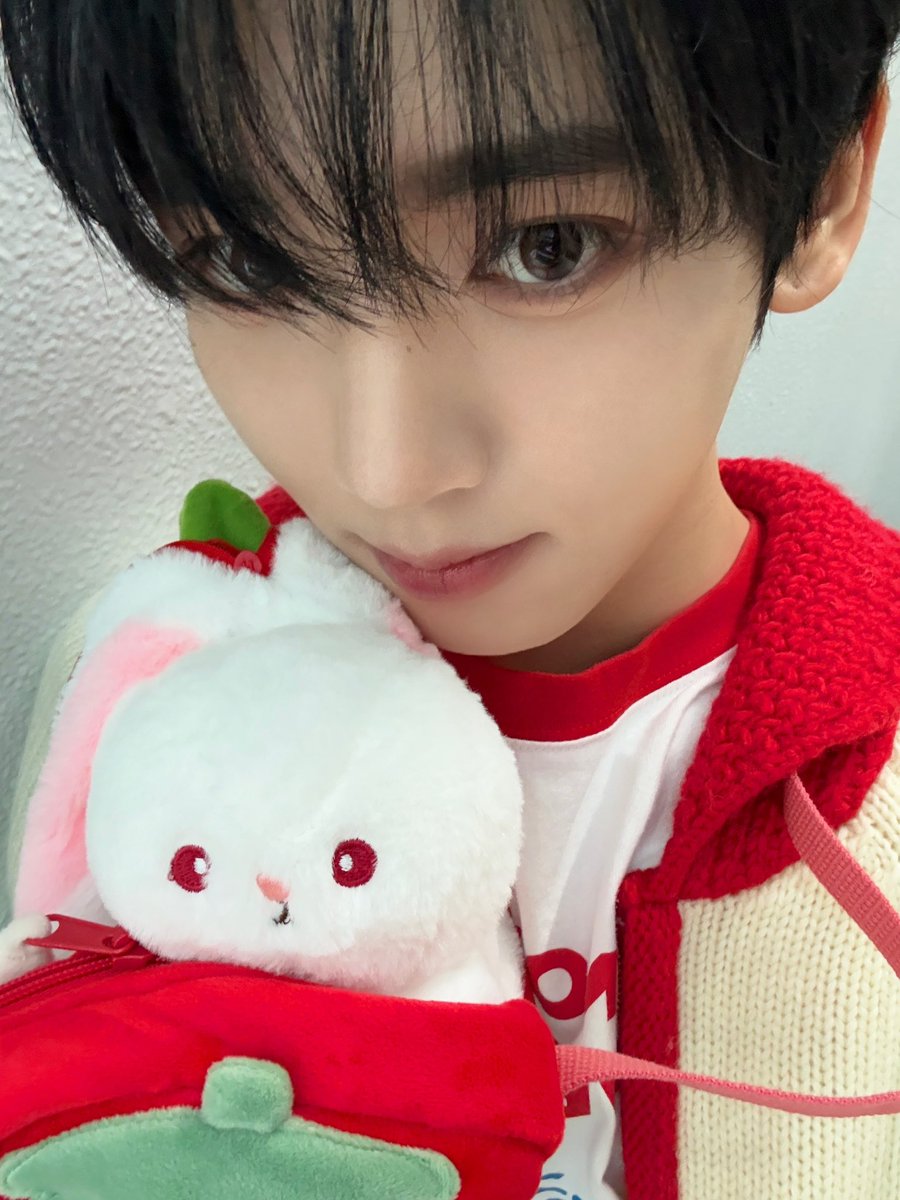 ZB1_official's tweet photo. _𝗭𝗘𝗥𝗢𝗙𝗢𝗖𝗨𝗦

인기가요에 딸기나라 뽀돌왕자가 떴다❣️

사장님~ 요즘 제철 과일이 뭐가 있나요?
 ㄴ 딸기가 잘생겼고 유진이가 상큼해요🍓

#ZEROBASEONE #ZB1
#제로베이스원 https://t.co/dPiqGF9UYX