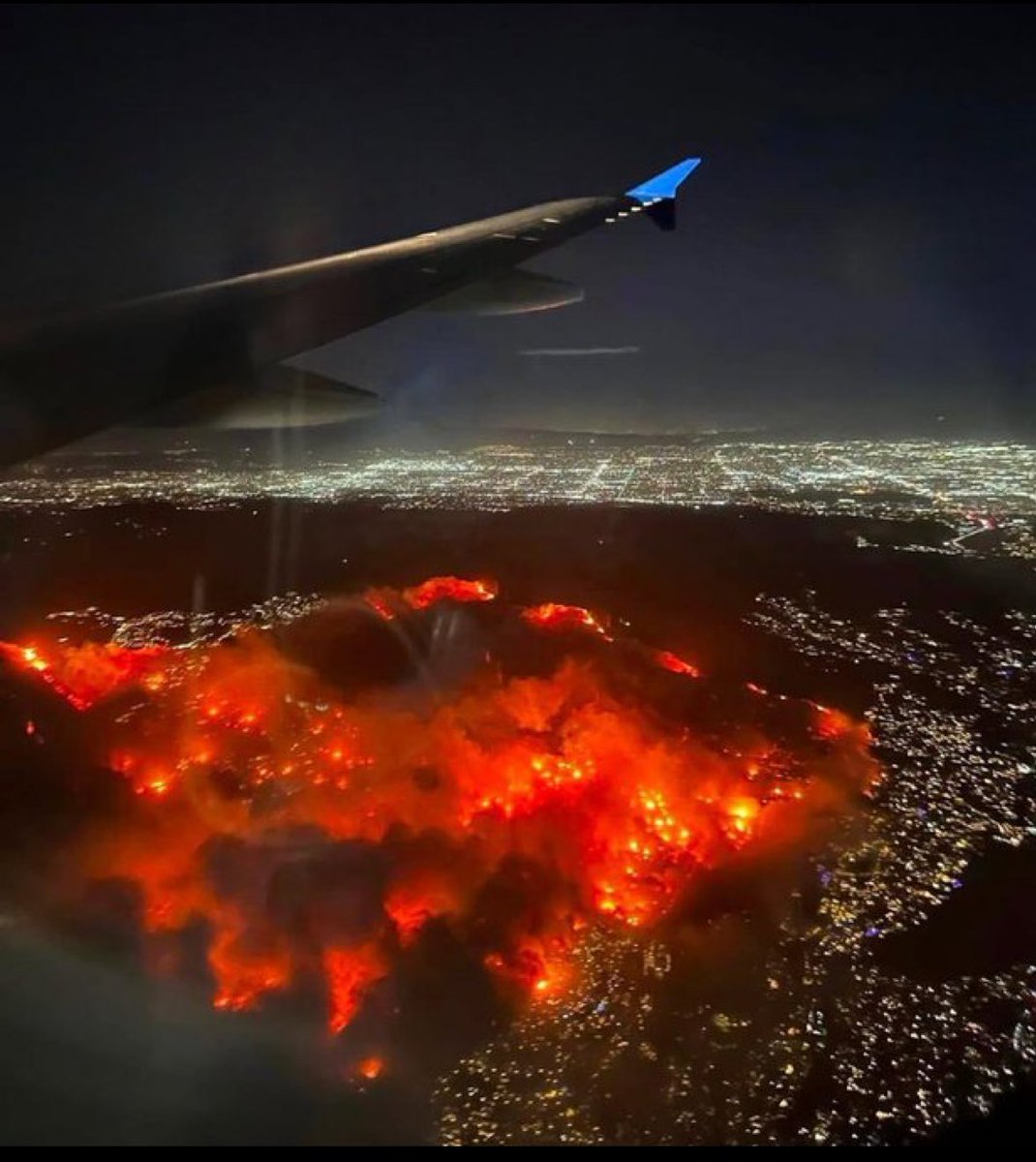 Heryeri Beton yaptın diye Akp ye laf atanlar görsün ağaçlandırılmış Los Angeles ne hale geldi. Sırf bu yüzden her yeri betonlaştırmalıyız.