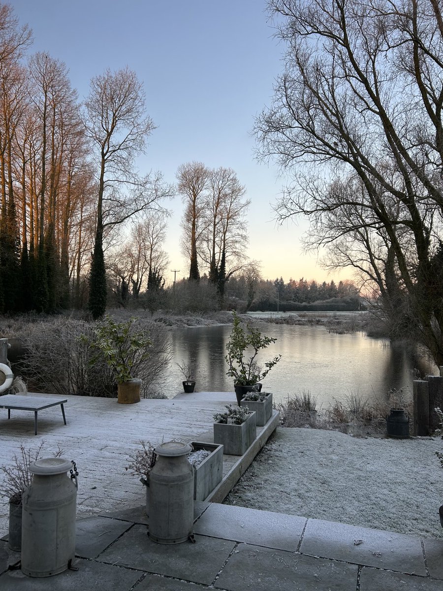 Wishing y’all a sunny, warm and kind relaxing Sunday #TheWondersofWinter #CrispandFresh 🥶