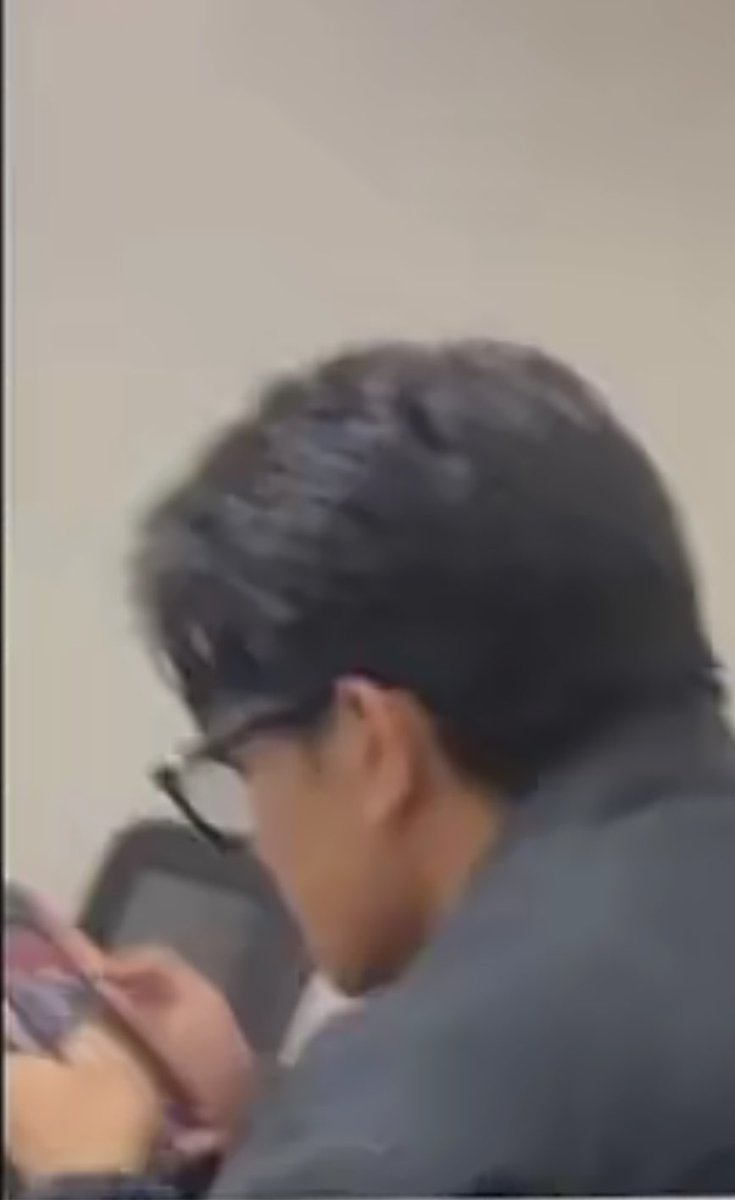 kakanijuju's tweet photo. So sino ang may ari ng phone? https://t.co/Z5VjRihXtw