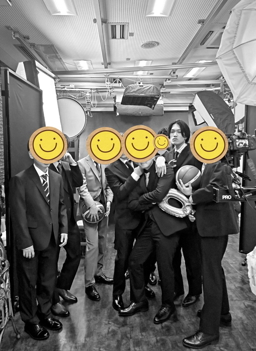 nagitanV's tweet photo. マンネ、中学の部活メンバーで成人式典前に記念撮影📸 https://t.co/NGRbHZAt4F
