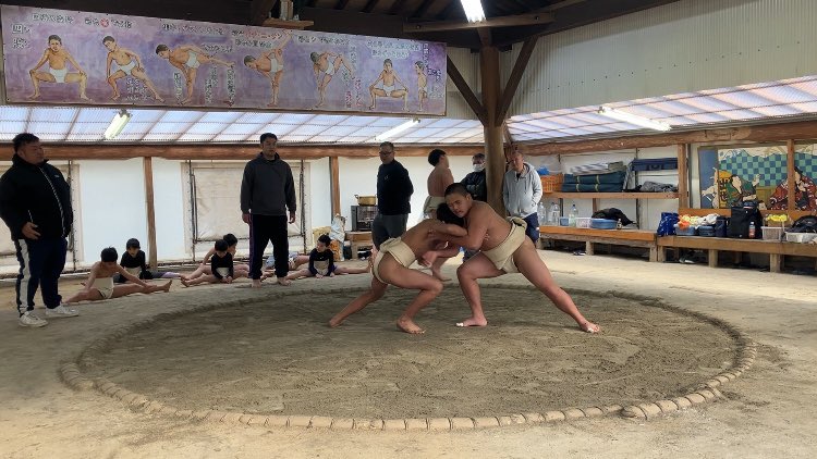 ossankaachan's tweet photo. 今日は全学年対象の練習日でしたが、体調不良者やイベント参加の為、参加者���少なめ☺️ですが、寒い中みんなで練習開始🥶基礎練が終わる頃にはみんな廻し姿になり、頑張りました☺️中3の三男は小6相手に胸を貸し、身体を動かしました😊
 #めざせ白鵬杯2025
 #香南相撲クラブ https://t.co/G7qTroBHfa