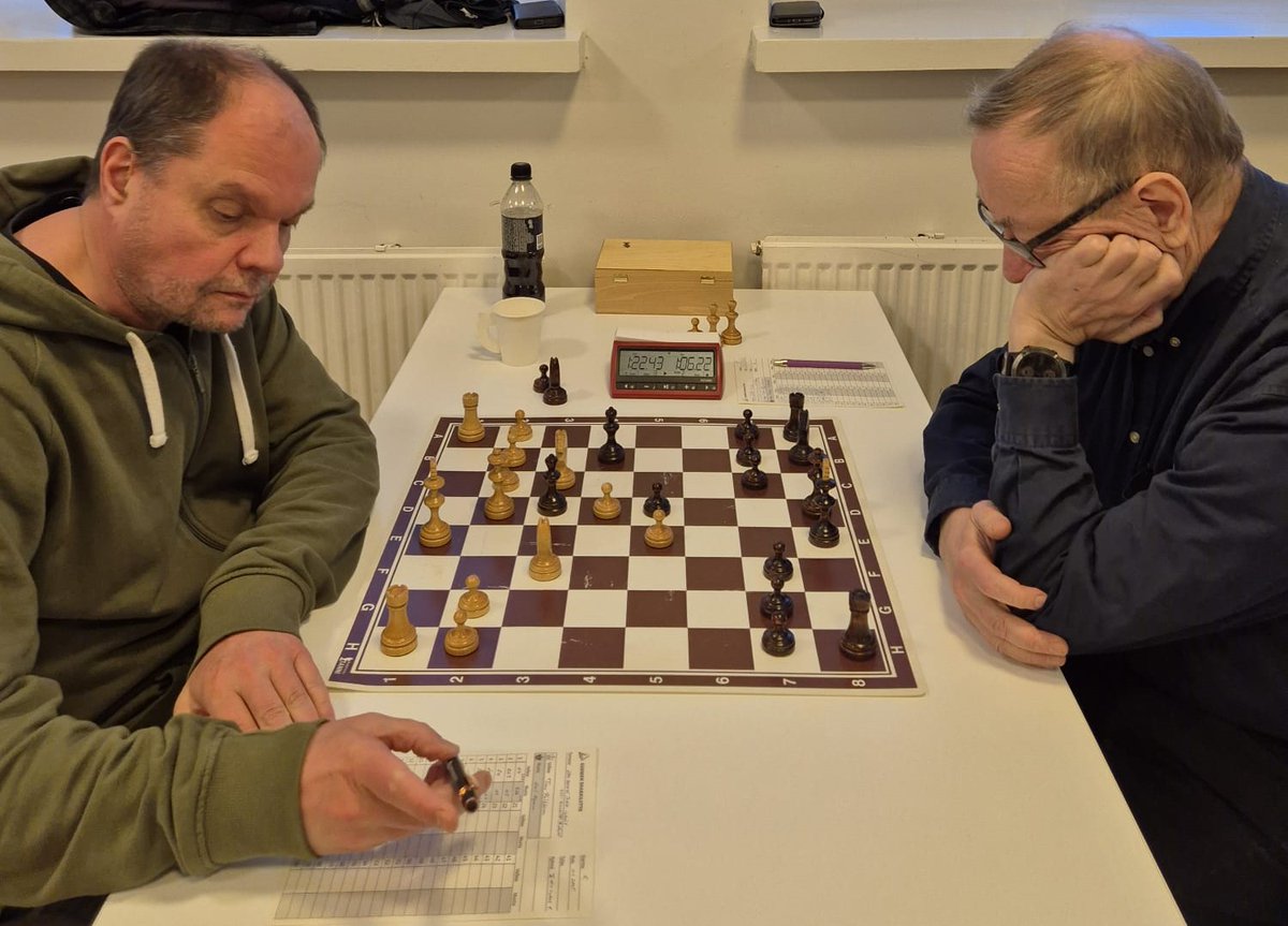 karl_w_nyman's tweet photo. Igår mötte Vasa Schacksällskap i schackserien serieledaren Gambiten från Vanda. Trots tidig ledning med 2-0 blev det till slut förlust för Vasa med 3-5. Bilden är från bord 3, jag förlorade med svarta pjäser mot Timo Pääkkönen. #schack #chess #ajedrez #echecs #шахматы https://t.co/tqEYpbP9EG