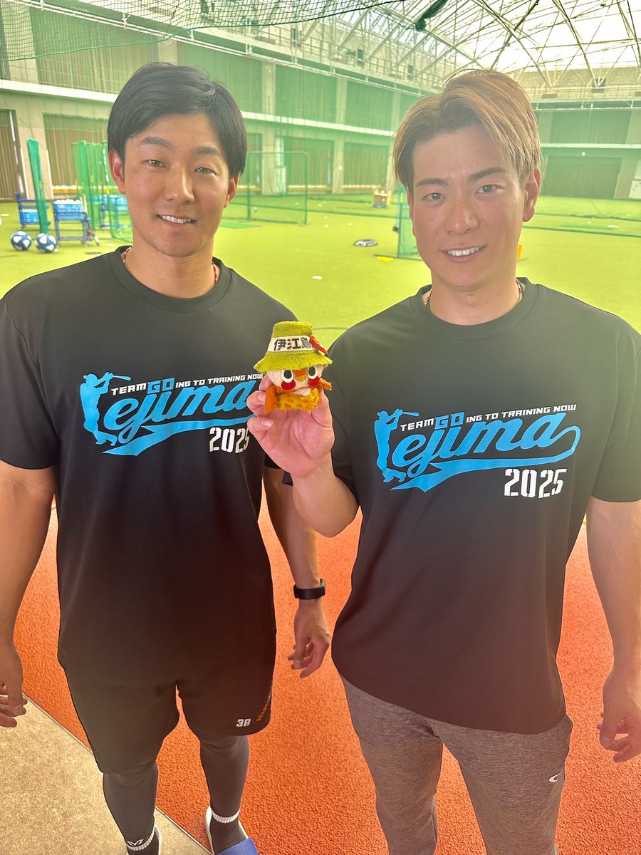 iejima_tatchun's tweet image. ＼午前中の練習へ潜入🐣⚾️／

#石井一成 選手⚾️
#松本剛 選手⚾️

とも記念撮影を撮れましたｯﾁｭﾝ🐣💛
ありがとうございまﾁｭｰﾝ🐣💛✨

#伊江島　#伊江島タッちゅん
#日ハム　#チーム伊江島　#自主トレ