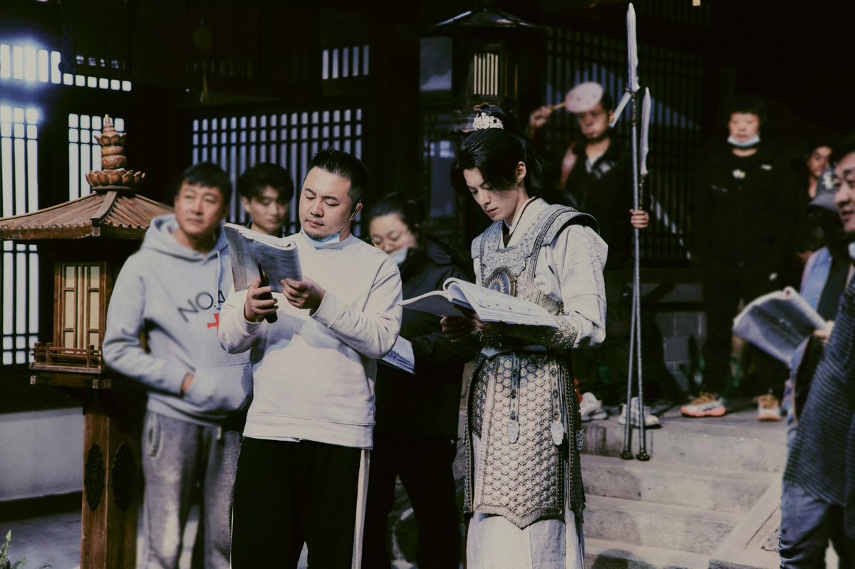 250112 #DylanWang studio GONG update

#GuardiansOfTheDafeng bts photos
"The boss is also working hard when not filming."

#WangHedi #XuQiAn