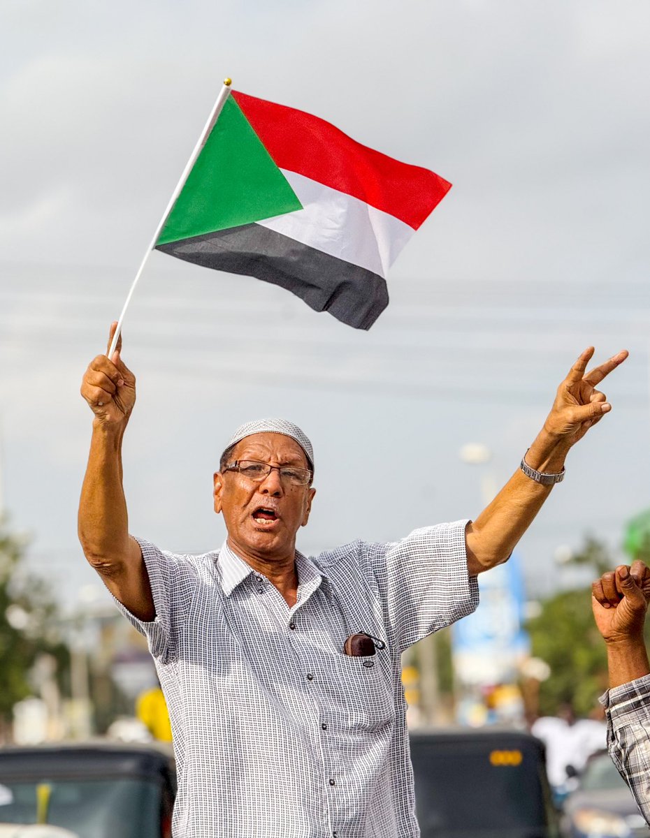 mhameda76's tweet photo. Celebrations in Port Sudan after the liberation of Wad Madani. Streets are filled with flags and joyful faces, marking a major defeat for the RSF and a hopeful return to peace.

#SudanUpdate #SudanCelebrations #SudanIsLess https://t.co/e0AmgozX9e