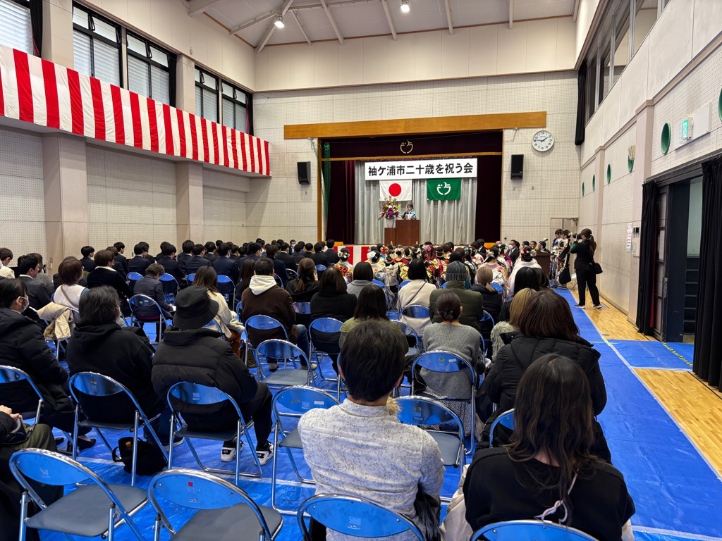 sodegaura_naga's tweet photo. 今日は、午前に蔵波地区、午後に長浦地区の二十歳を祝う会を実施しました。
来館後は皆さん晴れやかな顔で同級生と談笑されていて賑やかでしたが、式典は厳かな空気の中で実施されました。
二十歳の皆さん、おめでとうございます！ https://t.co/PIKfOk02cm