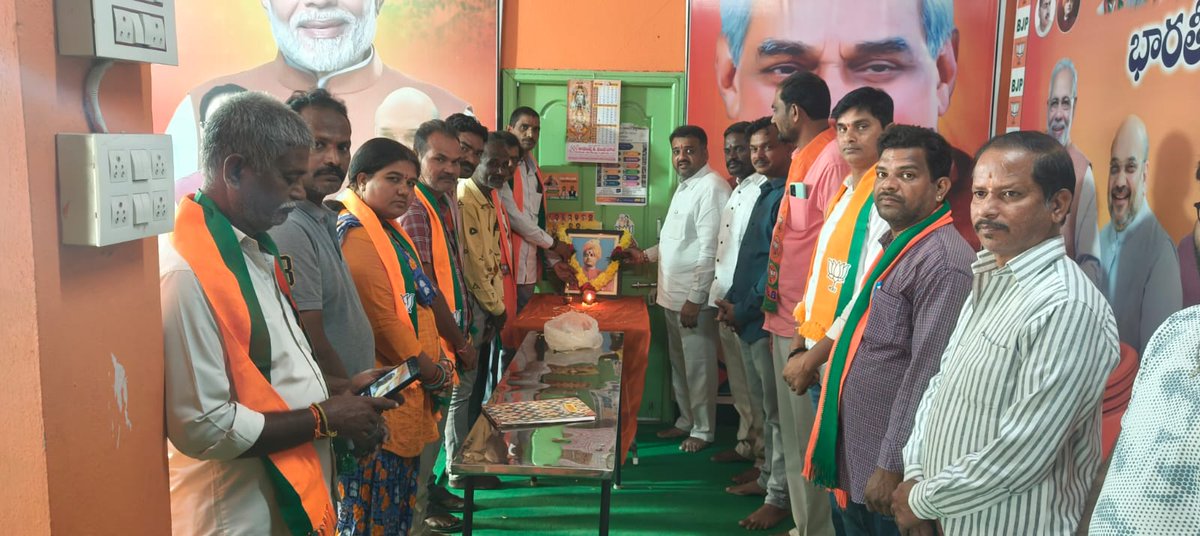 BjpJayanth's tweet photo. #స్వామి_వివేకానంద 162వ జయంతిని పురస్కరించుకొని బిజెపి పట్టణశాఖ,పరకాల సిటిజన్ ఫోరం ఆధ్వర్యంలో నిర్వహించిన కార్యక్రమాలలో  పాల్గొని స్వామివివేకానంద చిత్రపటానికి,విగ్రహానికి పూలమాలవేసి నివాళులర్పించడం జరిగినది
ఈకార్యక్రమంలో పార్టీ నాయకులు,సిటిజన్ ఫోరం సభ్యులతో పాటు పాల్గొనడం జరిగింది https://t.co/3C3btkhFsJ