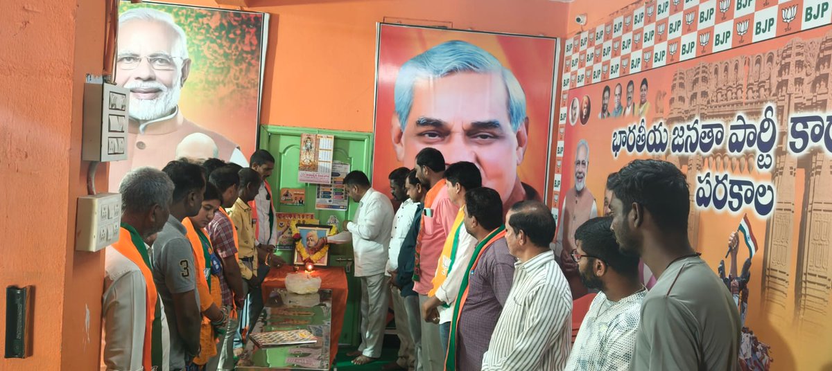 BjpJayanth's tweet photo. #స్వామి_వివేకానంద 162వ జయంతిని పురస్కరించుకొని బిజెపి పట్టణశాఖ,పరకాల సిటిజన్ ఫోరం ఆధ్వర్యంలో నిర్వహించిన కార్యక్రమాలలో  పాల్గొని స్వామివివేకానంద చిత్రపటానికి,విగ్రహానికి పూలమాలవేసి నివాళులర్పించడం జరిగినది
ఈకార్యక్రమంలో పార్టీ నాయకులు,సిటిజన్ ఫోరం సభ్యులతో పాటు పాల్గొనడం జరిగింది https://t.co/3C3btkhFsJ