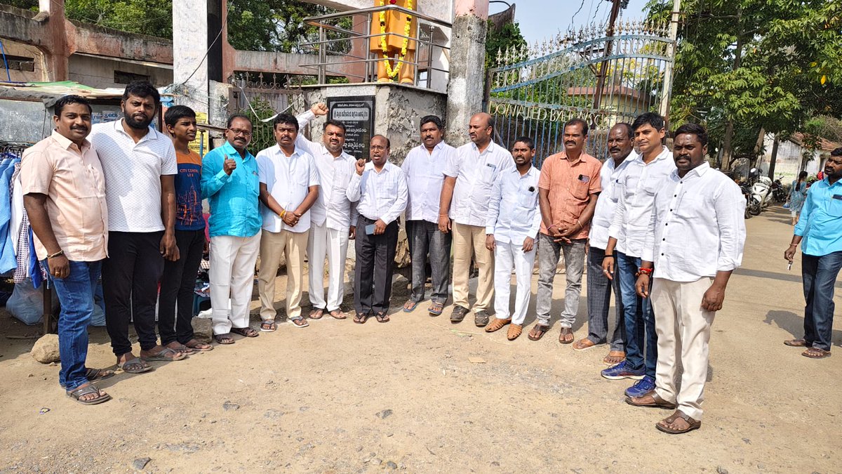 BjpJayanth's tweet photo. #స్వామి_వివేకానంద 162వ జయంతిని పురస్కరించుకొని బిజెపి పట్టణశాఖ,పరకాల సిటిజన్ ఫోరం ఆధ్వర్యంలో నిర్వహించిన కార్యక్రమాలలో  పాల్గొని స్వామివివేకానంద చిత్రపటానికి,విగ్రహానికి పూలమాలవేసి నివాళులర్పించడం జరిగినది
ఈకార్యక్రమంలో పార్టీ నాయకులు,సిటిజన్ ఫోరం సభ్యులతో పాటు పాల్గొనడం జరిగింది https://t.co/3C3btkhFsJ