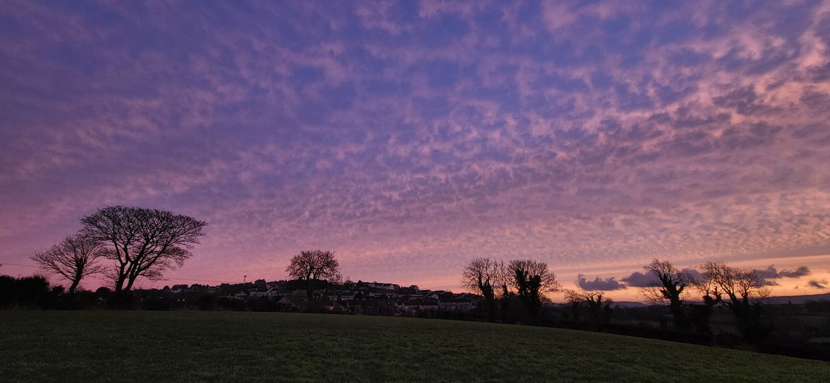 Another amazing sunrise over #Rathfriland and the #MourneMountains. It's chilly at 2 degrees but a lovely morning for a walk <a href="/bbcniweather/">BBC NI Weather</a> <a href="/BBCWthrWatchers/">BBC Weather Watchers</a> <a href="/WeatherCee/">Cecilia Daly</a> <a href="/angie_weather/">angie phillips</a> <a href="/barrabest/">Barra Best</a> <a href="/Louise_utv/">Louise Small</a> <a href="/utv/">UTV</a>