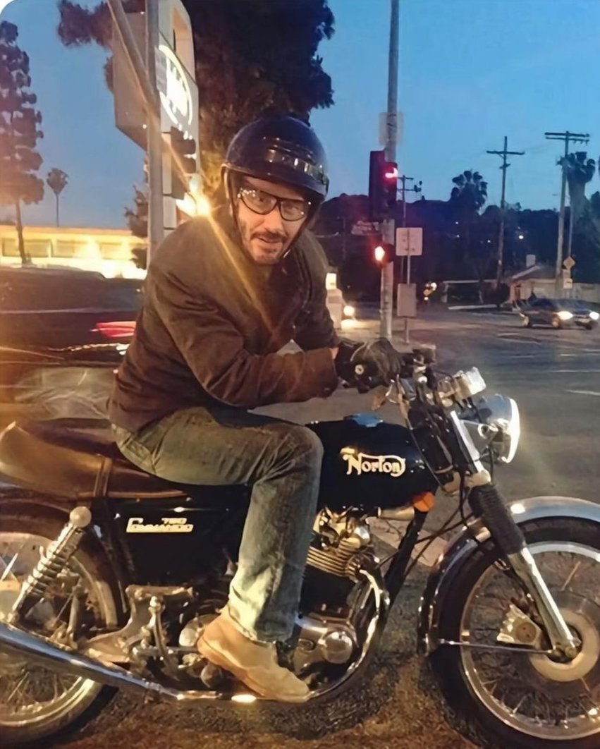 mysteryWN's tweet photo. 🟠🧵HILO DE FAMOSOS QUE ACTUAN COMO GENTE NORMAL Y SON INCREIBLES

Acompáñame a conocer a personajes famosos que se llegan a comportar como uno mas en la calle, que siempre están ahí para un fan y que son amables hasta la saciedad....como no podía ser de otra manera voy a empezar con alguien a quien todo el mundo respeta y quiere. Si, se trata de...

1⃣KEANU REEVES
-Una pareja al azar se encontrara con Keanu Reeves en el vestíbulo de un hotel, lo invitara a su boda y él se pusiera un traje y se uniera a ella
-Cuando vas en tu coche y ves que en la moto de al lado va Keanu Reeves y el se presta a una foto en ese momento
-Cuando vas en el metro de New York y ves a Keanu Reeves sentado enfrente ya es increíble, pero cuando ves que encima cede su asiento a una señora ya es....buaaaa
-Cuando eres un niño vas a una firma de un actor en la Comicon y resulta que el actor famoso se vuelve tu colega en un segundo.
Hay mucho mas de Keanu Reeves, muchisimo....ya hare un hilo solo con el, si es que este tiene visitas