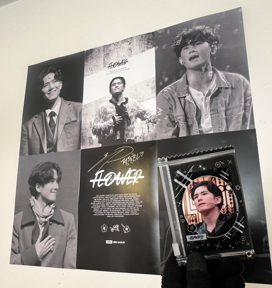 💙 인터미션

카페에서 내내 꽃님 오슷이 나와서 넘 달콤했어요… 🥹 포카 재현이 나와줘서 바로 케이스에 끼워보니 두배로 행복 💙

#TIME_TO_SAY_DONGHWA
#하나의_동화_생일에_마음을_담아  
#HAPPY_DONGHWA_DAY