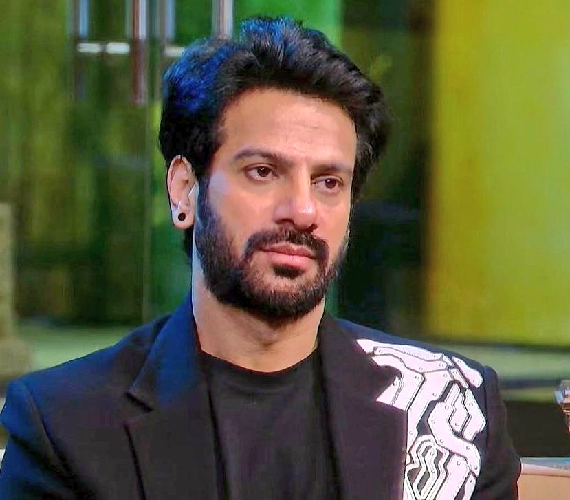 real_khabri_1's tweet photo. Finale Week Ranking Poll Week 15

Like &amp; Retweet if you want #KaranveerMehra to Win 🏆 #BiggBoss18

(Only Likes &amp; Retweets will count) 

Results will be announced Tomorrow 7 PM

#BB18
#SalmanKhan https://t.co/wpUCdjtGEl