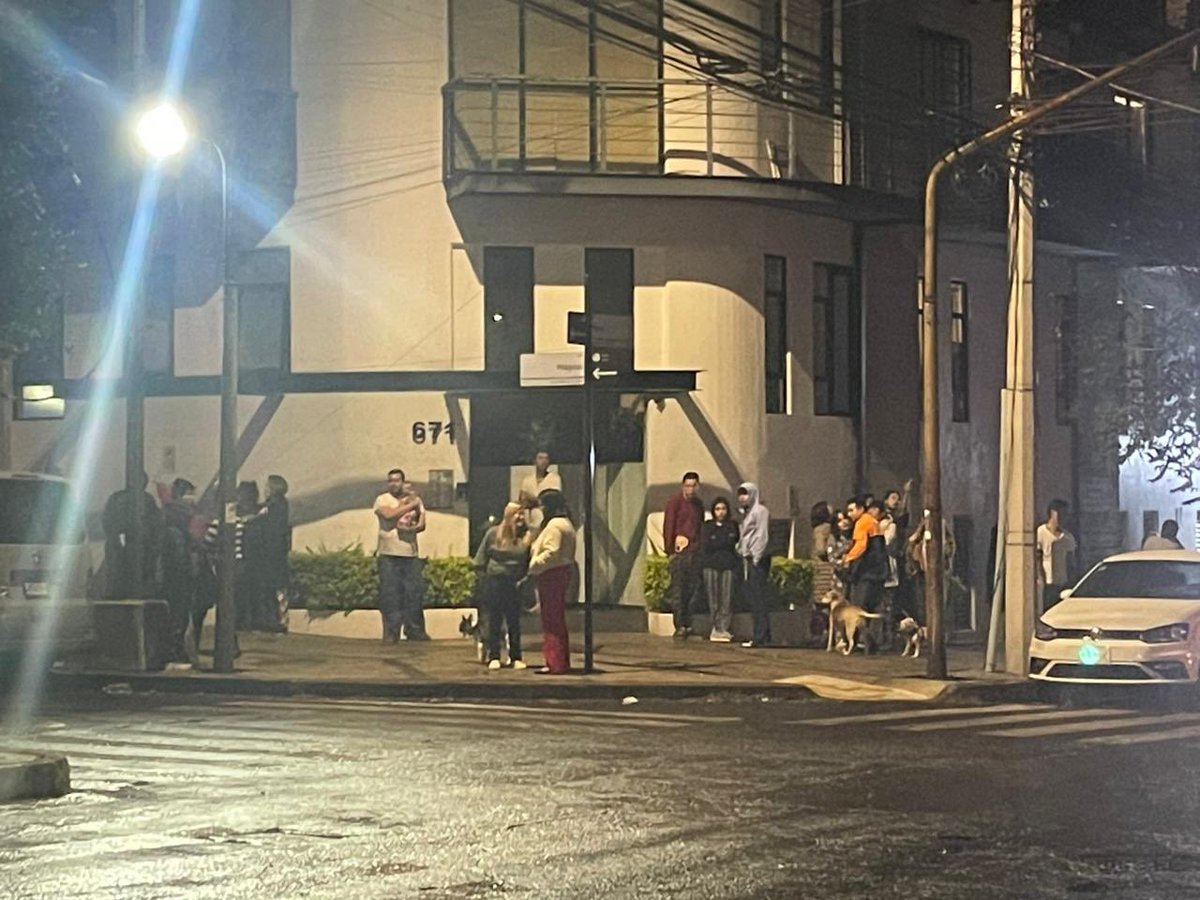 Enrique_LunaP's tweet photo. #Sismo de magnitud 6.1 sacude la #CDMX, se activa la #AlertaSísmica y capitalinos salen a las calles. https://t.co/u61LyDvBGT