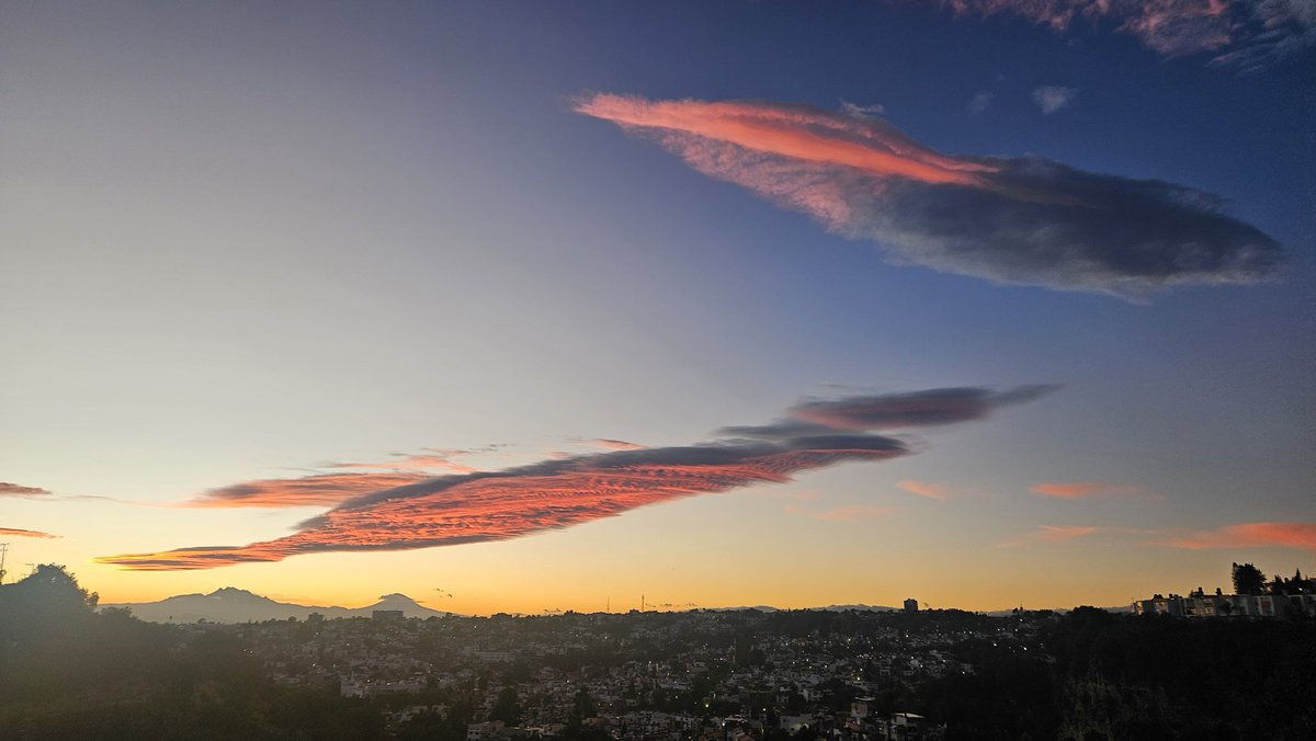moverseesvivir's tweet photo. Miren cómo se ve el cielo y hasta tomé una foto de él, el viernes. 
 Y me dicen  va a temblar. 
Y hasta me burle 🤣🤣🥰🥰🥰
Se tardó no temblo el viernes y tembló hoy domingo.
 #sismo #Temblor https://t.co/5BHbaruNmf