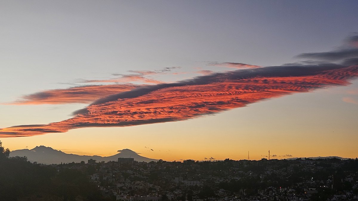 moverseesvivir's tweet photo. Miren cómo se ve el cielo y hasta tomé una foto de él, el viernes. 
 Y me dicen  va a temblar. 
Y hasta me burle 🤣🤣🥰🥰🥰
Se tardó no temblo el viernes y tembló hoy domingo.
 #sismo #Temblor https://t.co/5BHbaruNmf