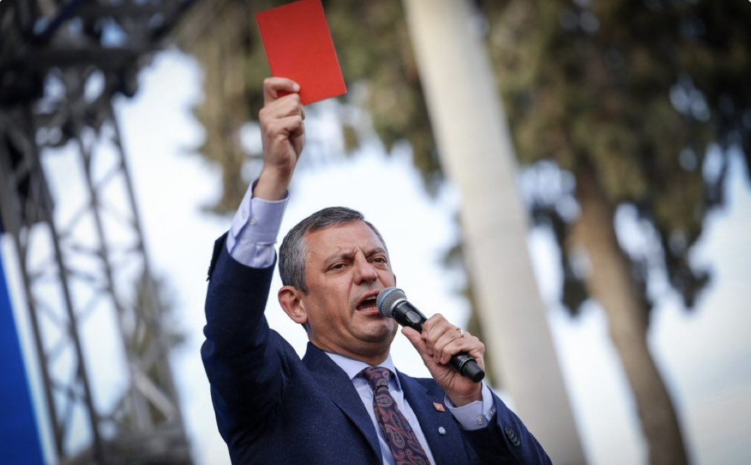 Sayın Özgür Özel,bu yazıyı size ithafen tüm CHP’li yöneticilere yazıyorum.
Benim adım Fatma Cumhur Efe.
Yurtdışında yaşıyorum,Atatürkçü çağdaş bir Türk kadınıyım.
Evli,iki çocuk annesiyim.
Evimde,Fransız devletinin bana vermiş olduğu sertifikayla,
0-3 yaş arası bebek bakıcısı