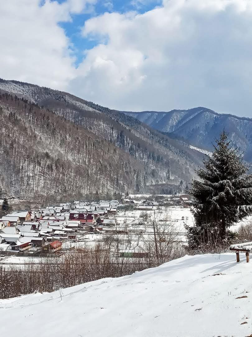 Dorf Ust Tschorna in ukrainischen Karpaten 
Dieses Dorf auch bekannt als Königsfeld wurde von österreichischen Einwanderern aus #Salzkammergut gegründet.

Hier wird Salzkammergut-Mundart noch immer gelebt