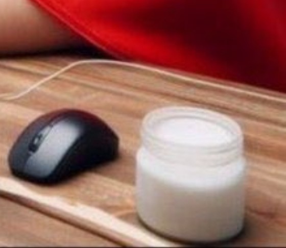 actu_may's tweet photo. @AlexOlivier72 @PeurAvion Le pot de vaseline, devenu  indispensable pour les trolls pro Poutine 😅 https://t.co/PHxDg0wnIh