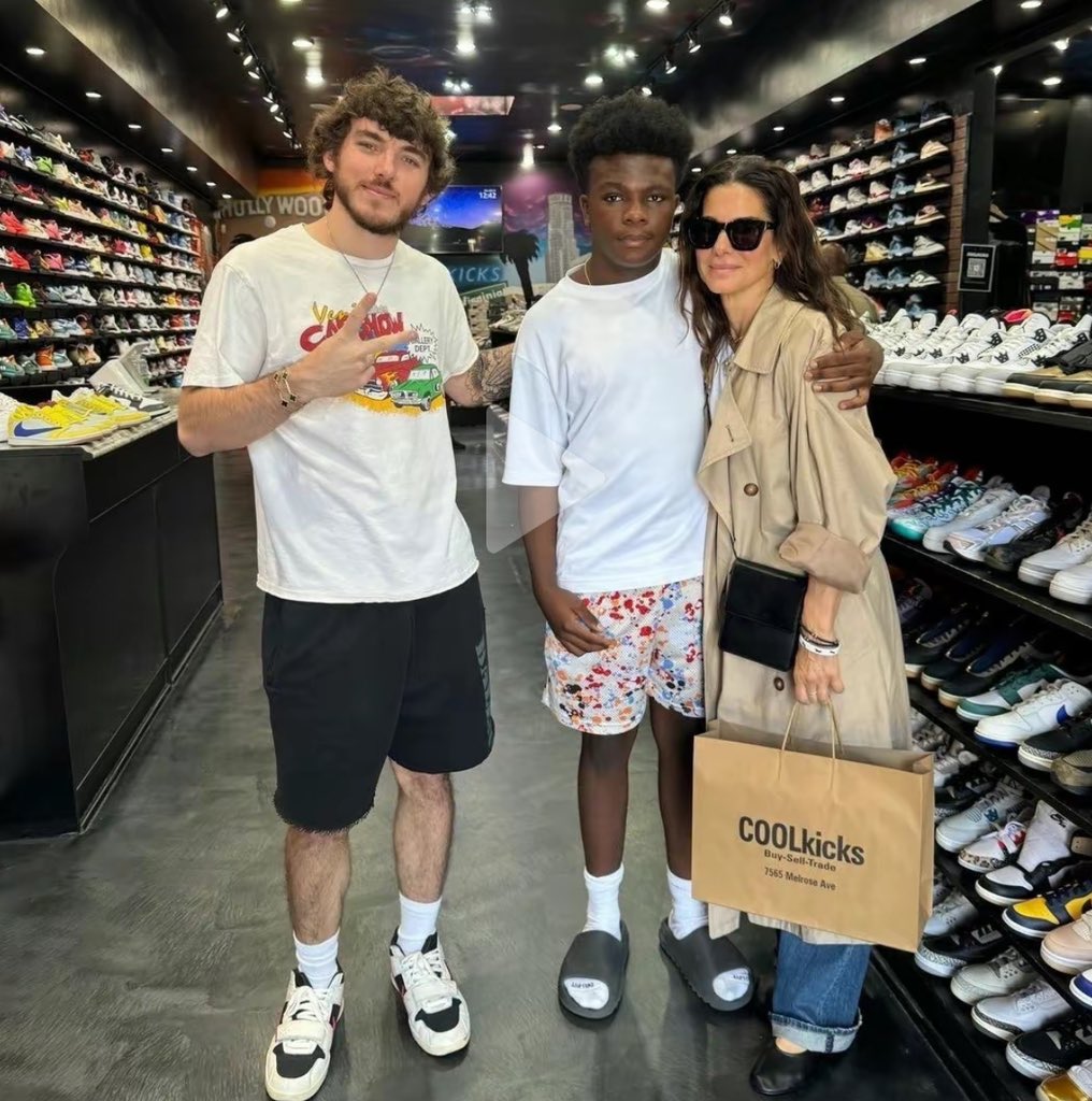 Took a picture with couple fans of mine
Let love lead ❤️😊