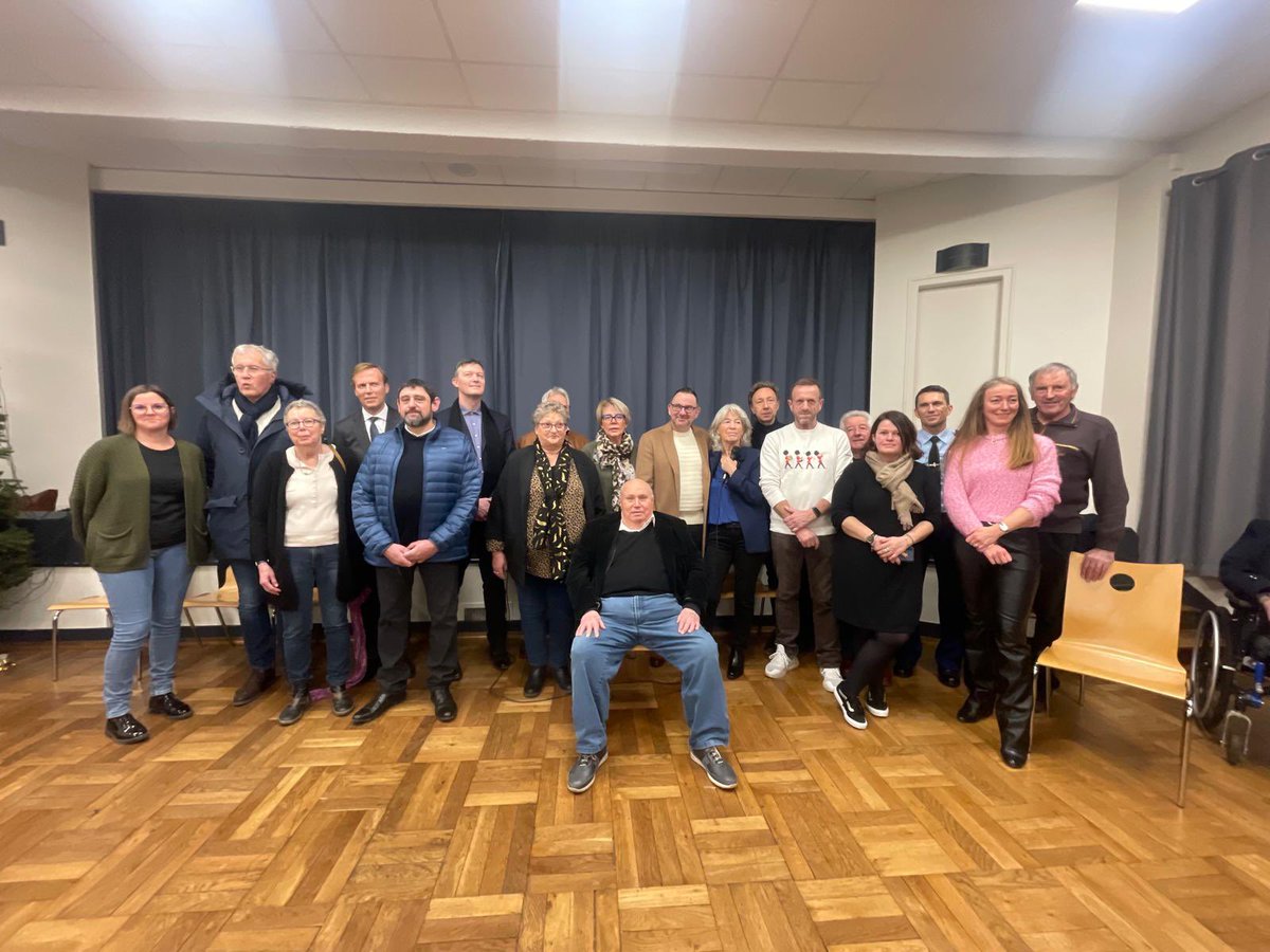 C’est avec bcp d’émotion et très bien entourée que j’ai prononcé hier mon dernier discours de vœux de maire, et confirmé ma volonté de passer la main en douceur. Merci aux collègues, élus et officiels, aux amis et aux frazéens venus nombreux. 17 années d’engagement avec vous ⭐️!