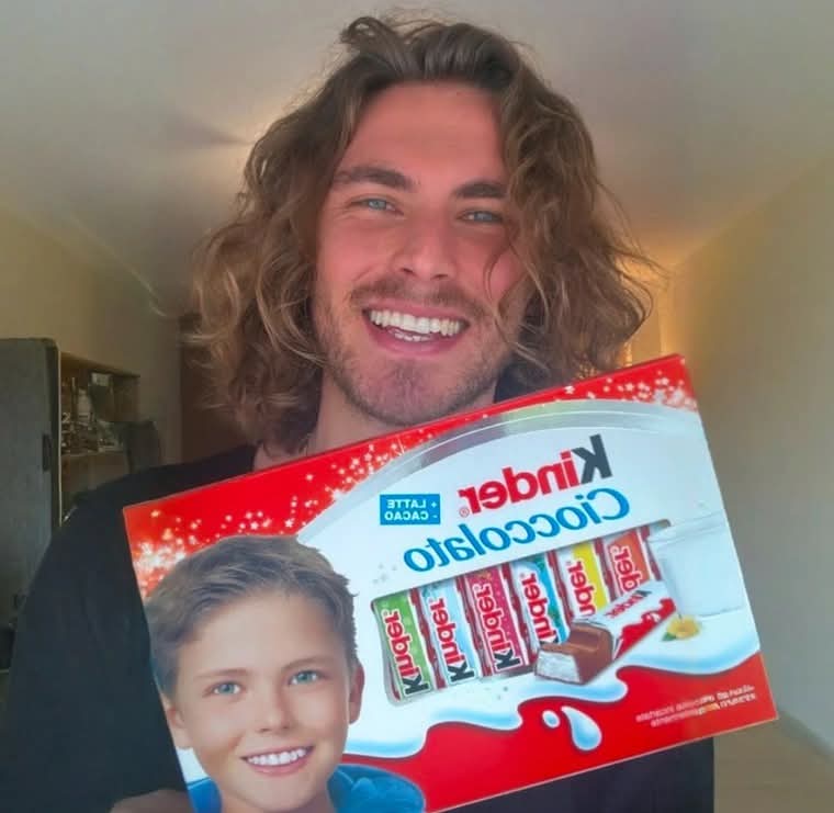 blublu21_'s tweet photo. Όχι ότι μεγαλώσαμε αλλά το αγόρι στα kinder έγινε 31 https://t.co/B6ZO5bErmz