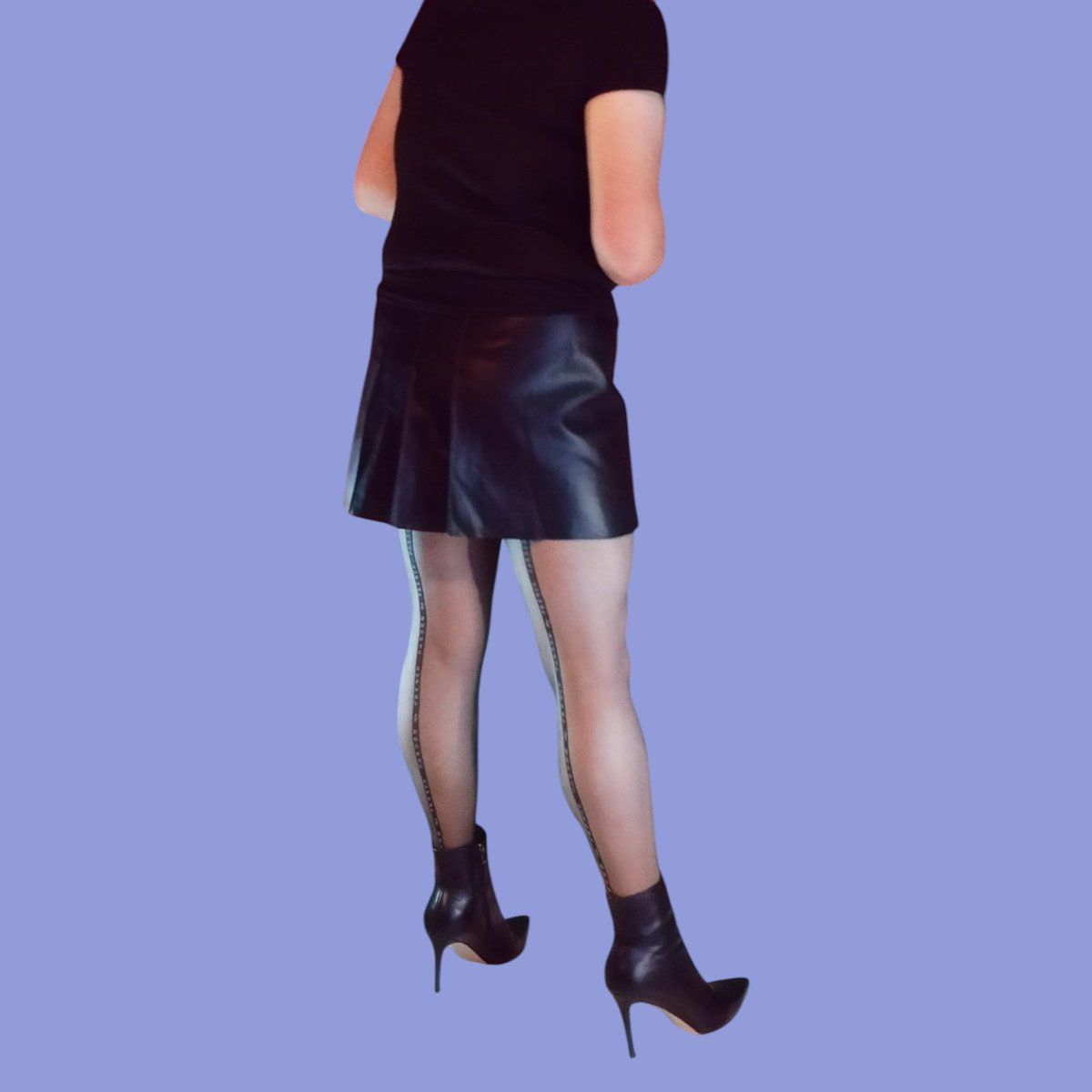 12_centimetres's tweet photo. #tshirt
#tshirtfantaisie
#love
#soutiengorge
#jupe
#jupeencuir
#collants
#coutures
#pardonmyfrench
#nylons
#bottines
#onlymaker
#talonsaiguilles
#12cm https://t.co/zpLBnwcPWY