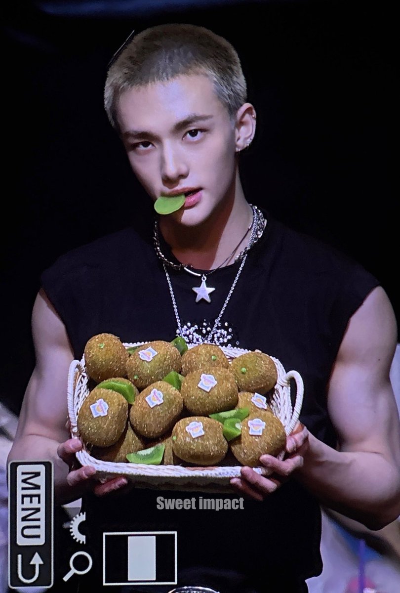 havenfiIm's tweet photo. ���this picture is insane” and it’s hyunjin holding a basket of kiwis https://t.co/dayUe42OEX