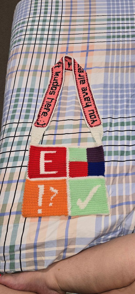 songbvrd's tweet photo. soooooo i finished the ao3 bag i made 

(i got the bag pattern from etsy, but i designed the strap myself) https://t.co/y1vn4azGdK
