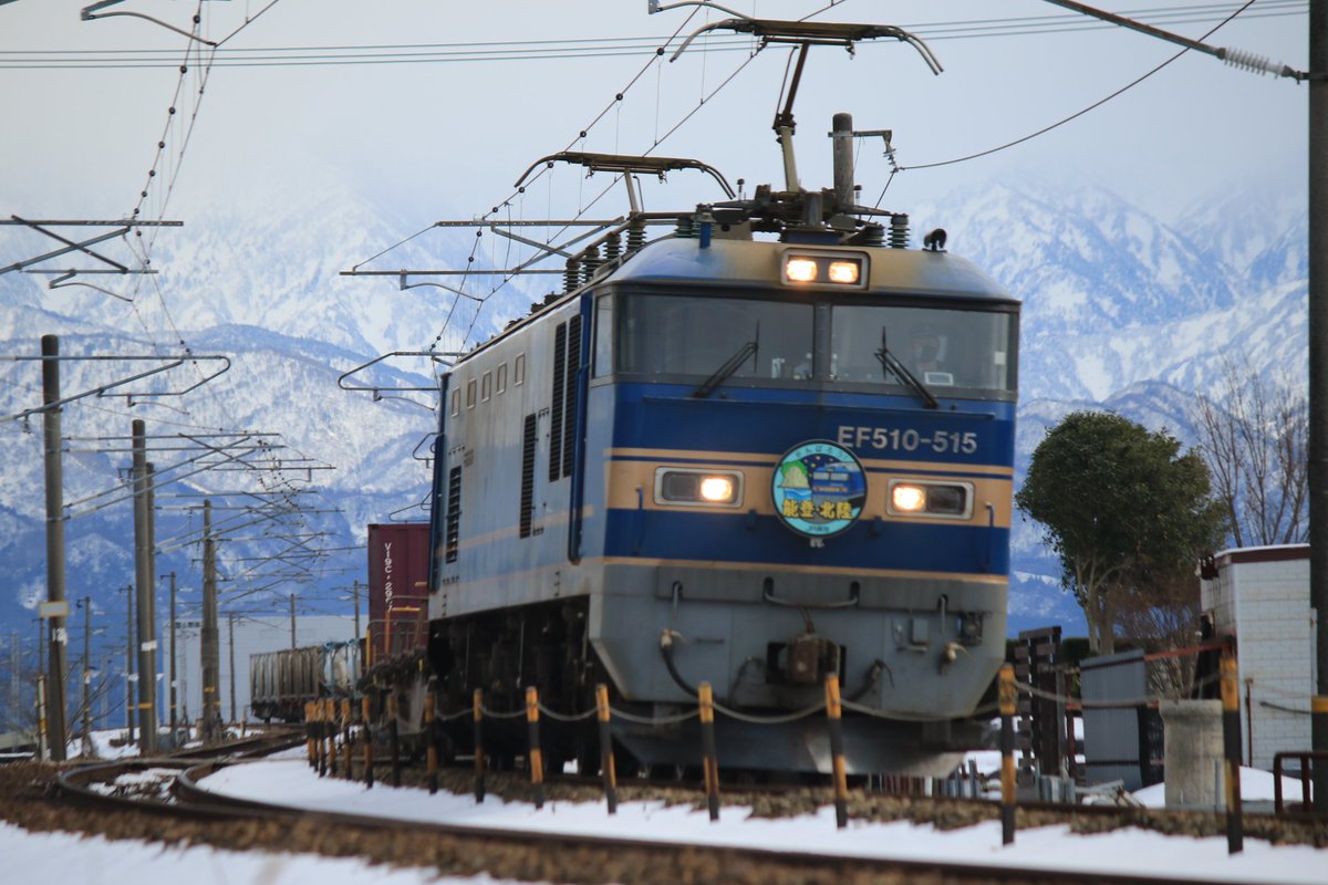kase0530's tweet photo. #ef510
4060ﾚを待っていたら、所定通過時間の7分前に貨物列車がやって来た🎵なんと15時間2分遅れの70ﾚ🎵
牽引機は、復興HM付き515号機だった🎵
遅70ﾚ EF510-515
水橋～東富山、浜黒崎255キロポスト付近 https://t.co/s4G0rqFIaD