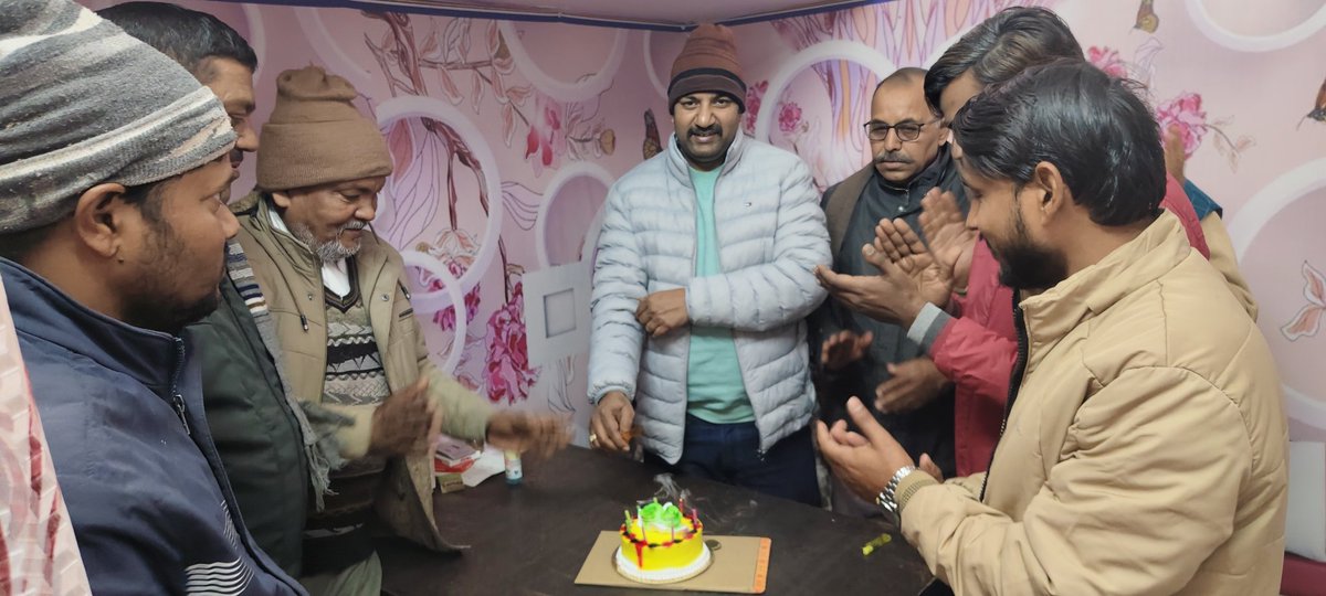 PrincuVaishya's tweet photo. #Raebareli महाराजगंज ब्लॉक कार्यालय पर कांग्रेस महासचिव वायनाड सांसद श्रीमती @priyankagandhi जी का #जन��मदिन केक काटकर मनाया और माननीय सांसद श्री @RahulGandhi जी भेजे गए कंबल का वितरण किया!! 

#HBDPriyankaGandhi https://t.co/veFpYNqmXw