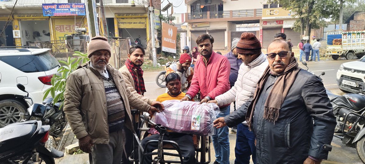 PrincuVaishya's tweet photo. #Raebareli महाराजगंज ब्लॉक कार्यालय पर कांग्रेस महासचिव वायनाड सांसद श्रीमती @priyankagandhi जी का #जन��मदिन केक काटकर मनाया और माननीय सांसद श्री @RahulGandhi जी भेजे गए कंबल का वितरण किया!! 

#HBDPriyankaGandhi https://t.co/veFpYNqmXw