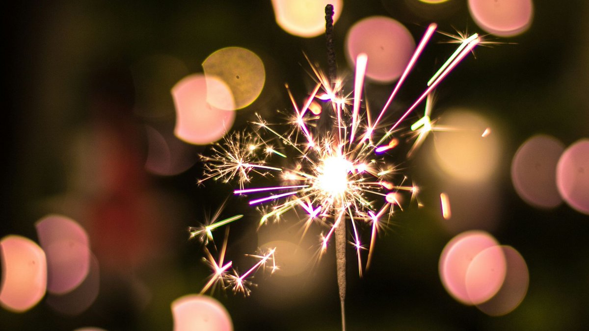 #VieEtudiante | Étudiants internationaux, ne manquez pas la New Year’s Party le 17 janvier prochain : buffet, DJ, stand photo, et une ambiance magique dans un lieu parisien prestigieux (tenu secret 😉). Inscrivez-vous vite ! ➡ u-paris.fr/évènement/soir…