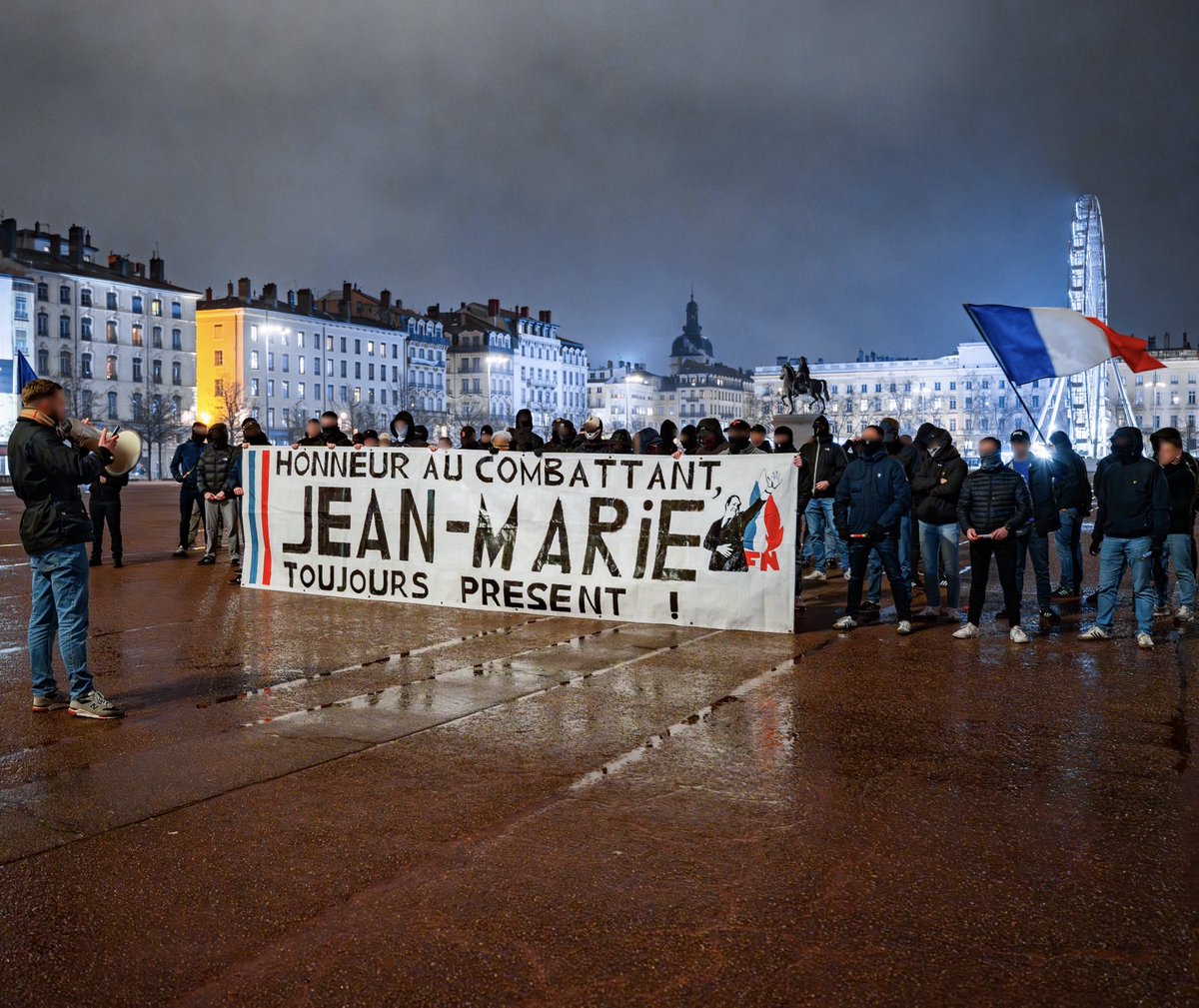 LyonPopulaire's tweet photo. [HOMMAGE JEAN-MARIE LEPEN]

1️⃣ Hier soir, la jeunesse lyonnaise était réunie dans la douleur, mais aussi dans la dignité, pour rendre hommage à un homme qui a marqué l’histoire de notre pays : Jean-Marie Le Pen. https://t.co/L1CXxb7ATX
