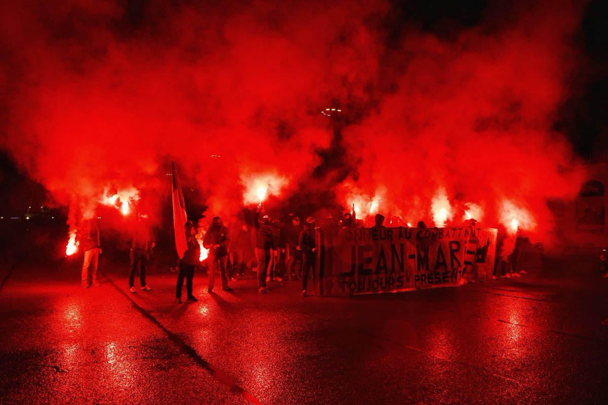 LyonPopulaire's tweet photo. [HOMMAGE JEAN-MARIE LEPEN]

1️⃣ Hier soir, la jeunesse lyonnaise était réunie dans la douleur, mais aussi dans la dignité, pour rendre hommage à un homme qui a marqué l’histoire de notre pays : Jean-Marie Le Pen. https://t.co/L1CXxb7ATX