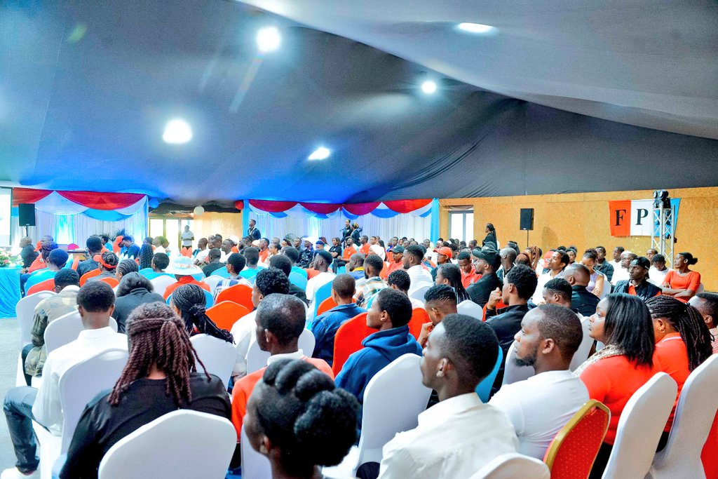 RPFyouthnyaru's tweet photo. Mu ijambo ry'ikaze umuyobozi w'urugaga rw'urubyiruko rushamikiye ku muryango @rpfinkotanyi yifurije umwaka mushya wa 2025 urubyiruko ndetse abasaba kubahiriza amategeko n'amabwiriza agenga amatora. https://t.co/FZUD2LqmHW