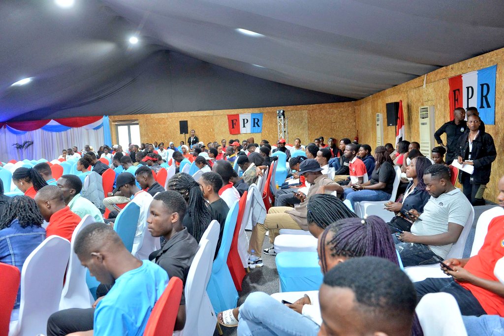 RPFyouthnyaru's tweet photo. Mu ijambo ry'ikaze umuyobozi w'urugaga rw'urubyiruko rushamikiye ku muryango @rpfinkotanyi yifurije umwaka mushya wa 2025 urubyiruko ndetse abasaba kubahiriza amategeko n'amabwiriza agenga amatora. https://t.co/FZUD2LqmHW