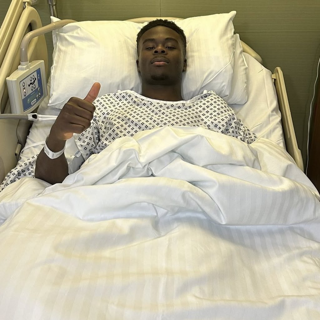 DailyAFC's tweet photo. 🚨 BREAKING: Bukayo Saka is now back around Sobha Realty Training Centre, following his surgery. 🏥

Mikel Arteta has challenged the winger to ‘become a better person’, and to make sure he uses his time on the sidelines adequately. ⏳

[@RyanTaylorSport] https://t.co/SLsnVJJ5Ra