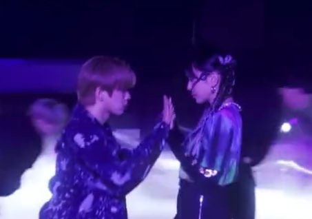 shoboro11's tweet photo. 손 잡은거…🤯🤯😭😭😭😭😭😭😭😭 https://t.co/e9ObXZ4xyV