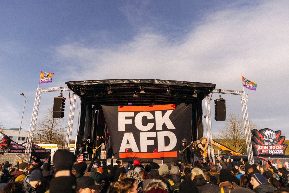 ZSKberlin's tweet image. Das war gestern ein sehr guter Tag für alle, die sich gegen Nazis, Rechtsruck und die AfD einsetzen. Es freut uns, dass wir einen ganz kleinen Teil dazu beitragen durften. Wir wissen, dass die Bilder aus Riesa überall Menschen Mut machen weiter zu kämpfen und stabil zu bleiben