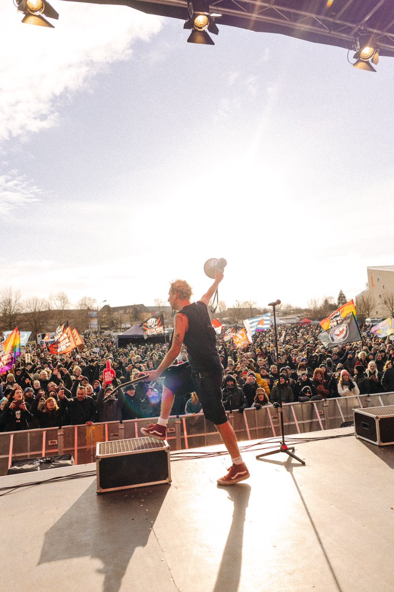 ZSKberlin's tweet image. Das war gestern ein sehr guter Tag für alle, die sich gegen Nazis, Rechtsruck und die AfD einsetzen. Es freut uns, dass wir einen ganz kleinen Teil dazu beitragen durften. Wir wissen, dass die Bilder aus Riesa überall Menschen Mut machen weiter zu kämpfen und stabil zu bleiben