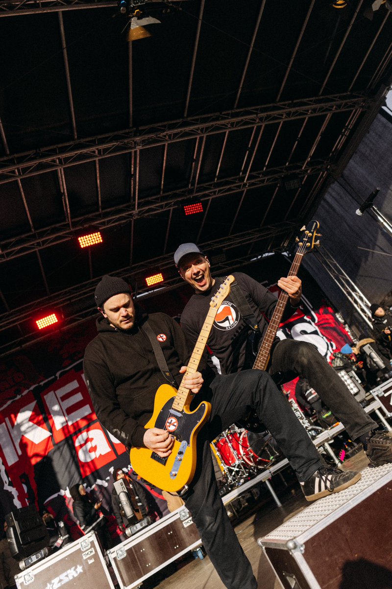 ZSKberlin's tweet image. Das war gestern ein sehr guter Tag für alle, die sich gegen Nazis, Rechtsruck und die AfD einsetzen. Es freut uns, dass wir einen ganz kleinen Teil dazu beitragen durften. Wir wissen, dass die Bilder aus Riesa überall Menschen Mut machen weiter zu kämpfen und stabil zu bleiben