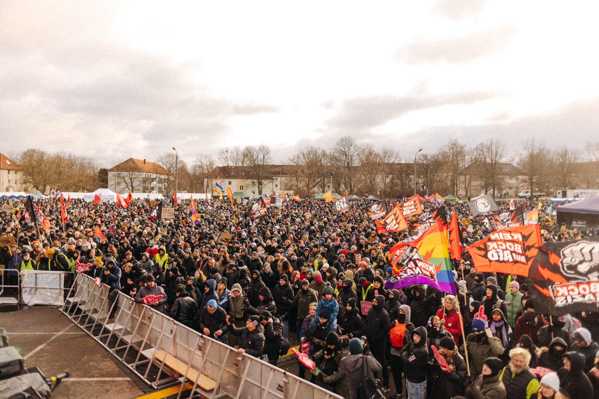 ZSKberlin's tweet image. Das war gestern ein sehr guter Tag für alle, die sich gegen Nazis, Rechtsruck und die AfD einsetzen. Es freut uns, dass wir einen ganz kleinen Teil dazu beitragen durften. Wir wissen, dass die Bilder aus Riesa überall Menschen Mut machen weiter zu kämpfen und stabil zu bleiben