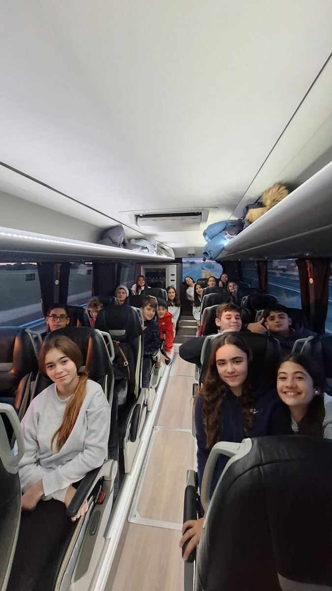 Empezamos el #ViajedeesquiHBST2025.
Hemos parado para desayunar y retomamos el camino. En aproximadamente 3 horas pararemos a comer.