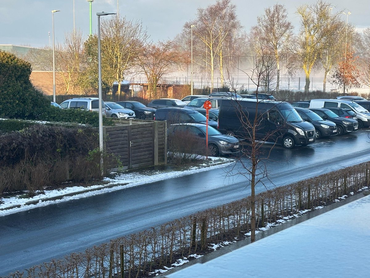 RubenPeelman's tweet photo. @DDehenauw Straten zijn nog steeds (10u) schaatspistes in regio Torhout - Roeselare- Kortrijk door de regenbui vanochtend. Vorige nacht was het ook gevaarlijk glad door regenbuien in o.a. Aalter en regio Aalst - Ninove -Pajottegem https://t.co/8qLBgi8bxJ